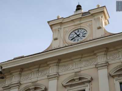 Il prospetto principale, ancora oggi, si differenzia dagli altri per la presenza del torrino dell�orologio (uno degli otto ancora presenti in citt�), elemento distintivo nella maggior parte dei palazzi pubblici ottocenteschi